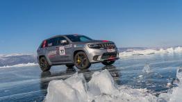 Tak szybko nie pojechał jeszcze żaden inny SUV. Jeep Grand Cherokee Trackhawk z rekordem prędkości na... lodzie