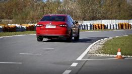 Skoda Superb na torze – nadaje się?