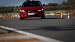 Skoda Superb na torze – nadaje się?
