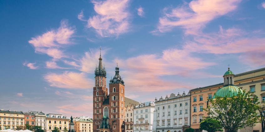 Ponad 60 Maluchów wjechało na Rynek w Krakowie. Finał Wielkiej Wyprawy i ponad 2 mln zł dla dzieci