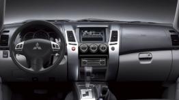 Mitsubishi Pajero Sport II - pełny panel przedni