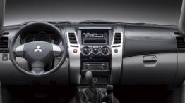 Mitsubishi Pajero Sport II - pełny panel przedni