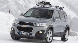 Chevrolet Captiva II - przód - reflektory włączone