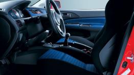 Mitsubishi Lancer EVO VIII - widok ogólny wnętrza z przodu