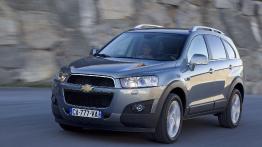Chevrolet Captiva II - przód - reflektory włączone