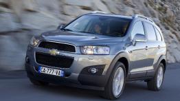 Chevrolet Captiva II - przód - reflektory włączone