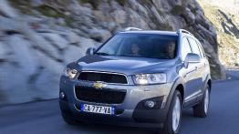 Chevrolet Captiva II - przód - reflektory włączone