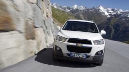 Chevrolet Captiva II - przód - reflektory włączone