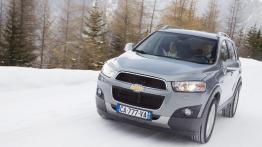 Chevrolet Captiva II - przód - reflektory włączone