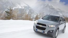 Chevrolet Captiva II - przód - reflektory włączone