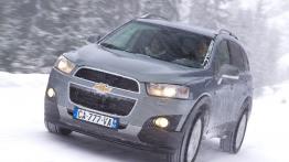 Chevrolet Captiva II - przód - reflektory włączone