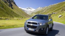 Chevrolet Captiva II - przód - reflektory włączone