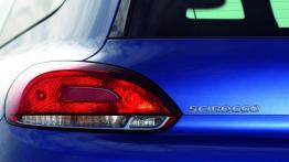 Volkswagen Scirocco III - lewy tylny reflektor - włączony