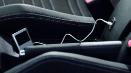 Volkswagen Scirocco III - tunel środkowy między fotelami