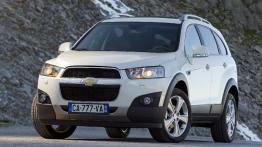 Chevrolet Captiva II - przód - reflektory włączone