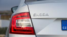 Skoda Octavia III - lewy tylny reflektor - włączony