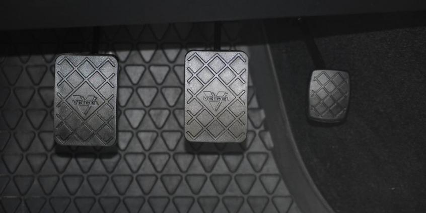 Pomysłowy Dobromir mógłby się uczyć. Do prowadzenia samochodu używał... kija