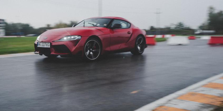 Dlaczego samochód wpada w poślizg i jak go uniknąć?