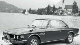 Nieogolony Azjata, rekin, batmobil