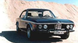 Nieogolony Azjata, rekin, batmobil