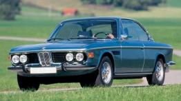 Nieogolony Azjata, rekin, batmobil