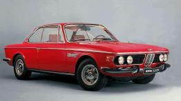 Nieogolony Azjata, rekin, batmobil