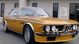 Nieogolony Azjata, rekin, batmobil