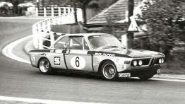 Nieogolony Azjata, rekin, batmobil