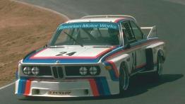 Nieogolony Azjata, rekin, batmobil