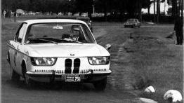 Nieogolony Azjata, rekin, batmobil