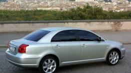 Toyota Avensis - prawy bok