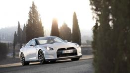 Nissan GT-R Egoist - przód - reflektory włączone