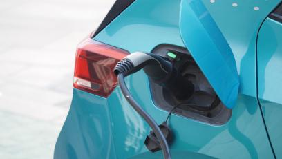 Koniec z dużymi bakami w hybrydach plug-in? Chcą ograniczyć je do 15 litrów