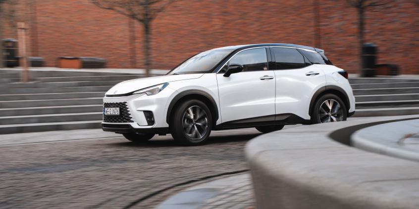 Lexus LBX E-Four Cool to wyjątkowe połączenie Mini i Toyoty. Ideał miejskiego premium