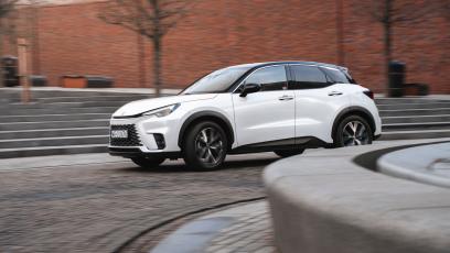 Lexus LBX E-Four Cool to wyjątkowe połączenie Mini i Toyoty. Ideał miejskiego premium