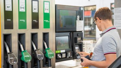Niższe podatki na paliwo zostaną dłużej? Minister Domański wskazuje możliwy scenariusz