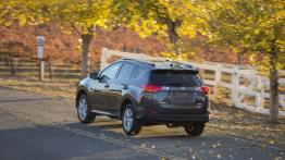 Toyota RAV4 IV - widok z tyłu