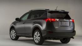 Toyota RAV4 IV - tył - reflektory włączone