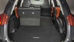 Toyota RAV4 IV - tylna kanapa złożona, widok z bagażnika