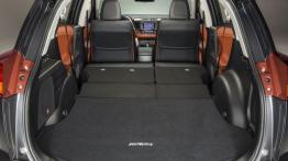 Toyota RAV4 IV - tylna kanapa złożona, widok z bagażnika