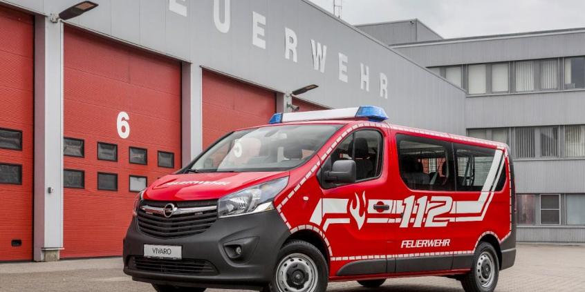 Ognistoczerwone pojazdy dla straży pożarnej: pojazdy ratownicze Opel Insignia Sports Tourer i Opel Vivaro