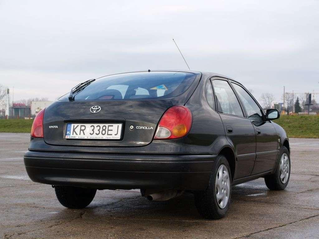 Oczy szeroko zamknięte Toyota Corolla VIII (E11) (1997