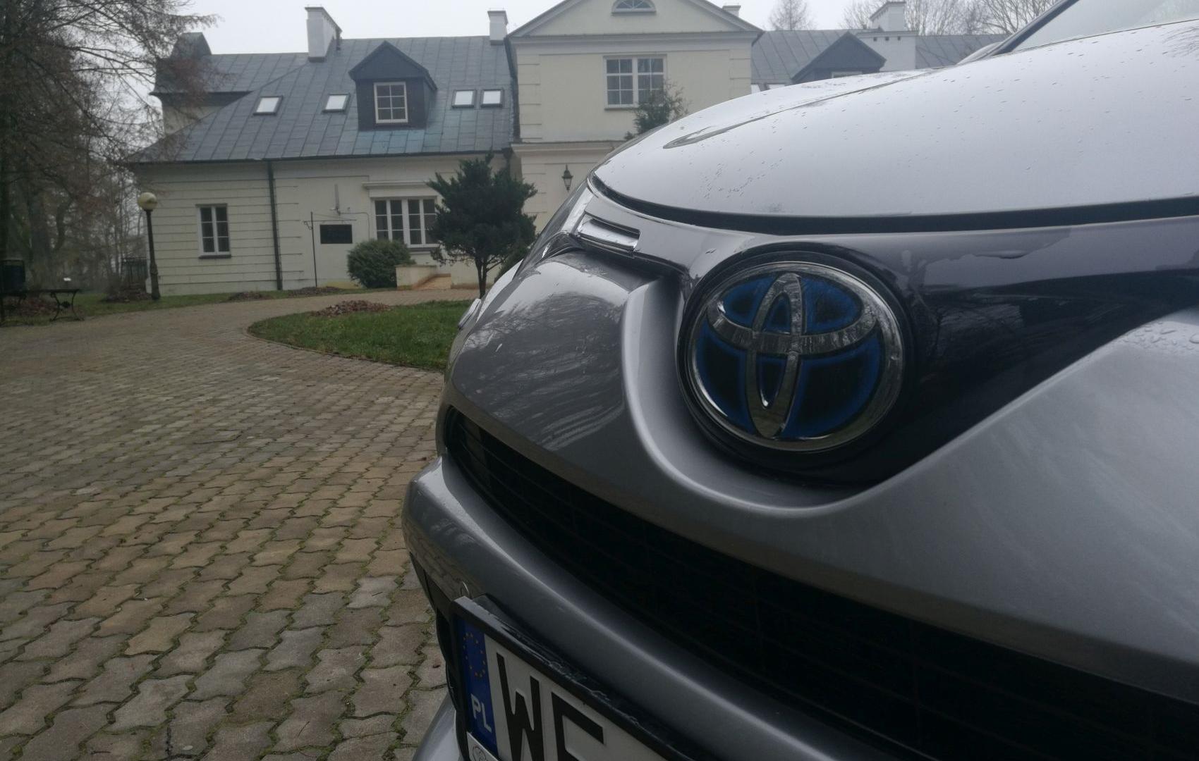 Toyota RAV4 zima z hybrydą • AutoCentrum.pl