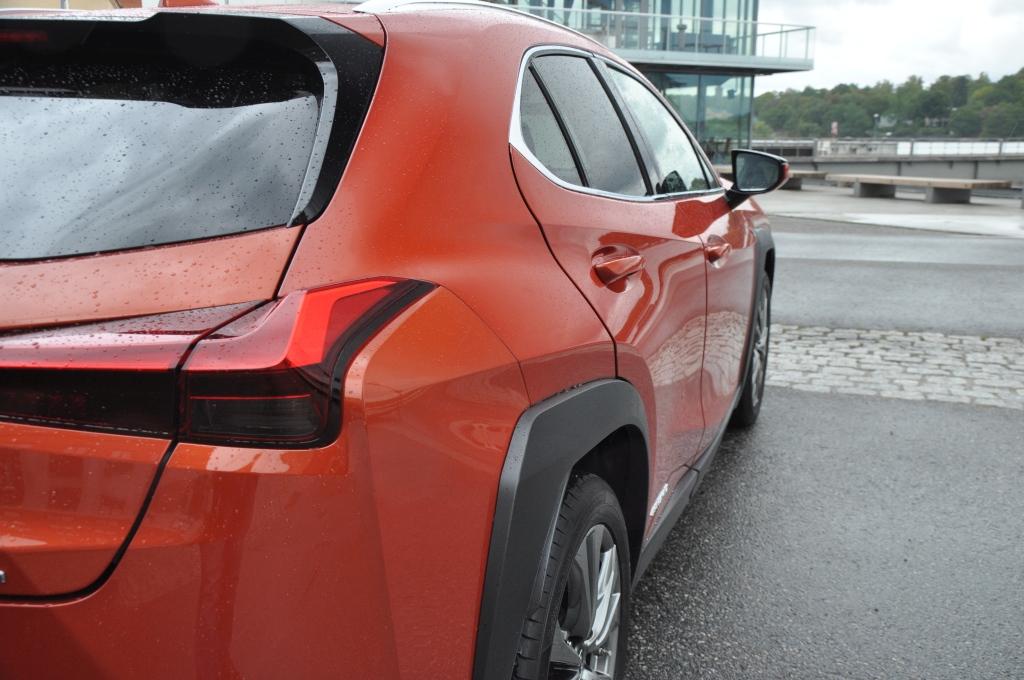 Lexus UX nowy japoński crossover niczym „lizak za szybą