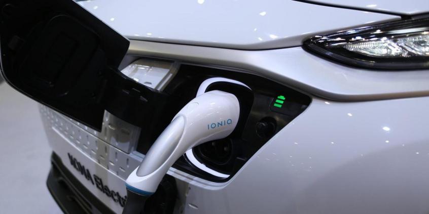 Samochody elektryczne a samochody konwencjonalne – nowe modele, emisja CO2, energetyka węglowa