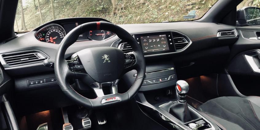 Peugeot 308 GTi czy Seat Leon Cupra R – co da więcej radości z jazdy?