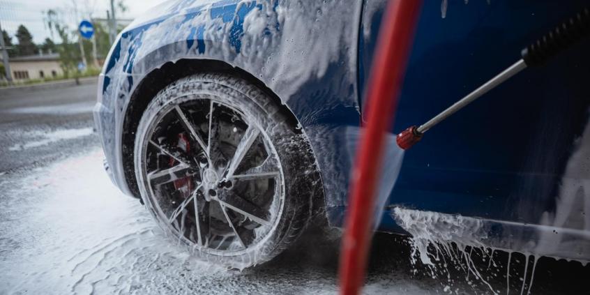 Jak bezpiecznie i profesjonalnie czyścić samochód?