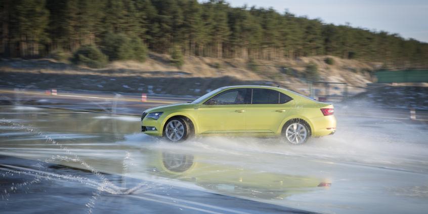 Aquaplaning – co to jest i jak uratować się przed poślizgiem wodnym?