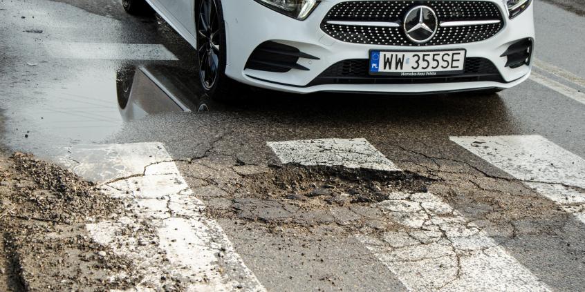 Dziura w jezdni jak uzyskać odszkodowanie? • AutoCentrum.pl