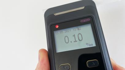 Cukierki, jabłka, piwo bezalkoholowe, płyn do dezynfekcji - jaki wynik pokaże alkomat?